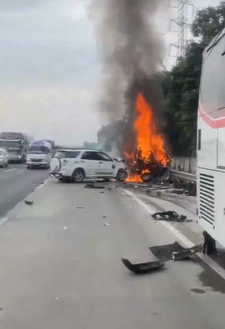 9 Orang Tewas Kecelakaan Maut di Tol Jakarta-Cikampek, Mobil Sampai Terbakar