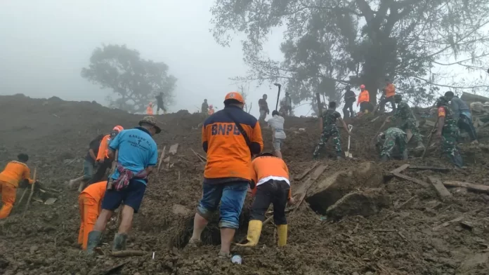 Tim gabungan melakukan operasi pencarian dan pertolongan korban terdampak bencana tanah longsor di Tana Toraja, Sulawesi Selatan, Senin (15/4). (BPBD Kabupaten Tana Toraja)