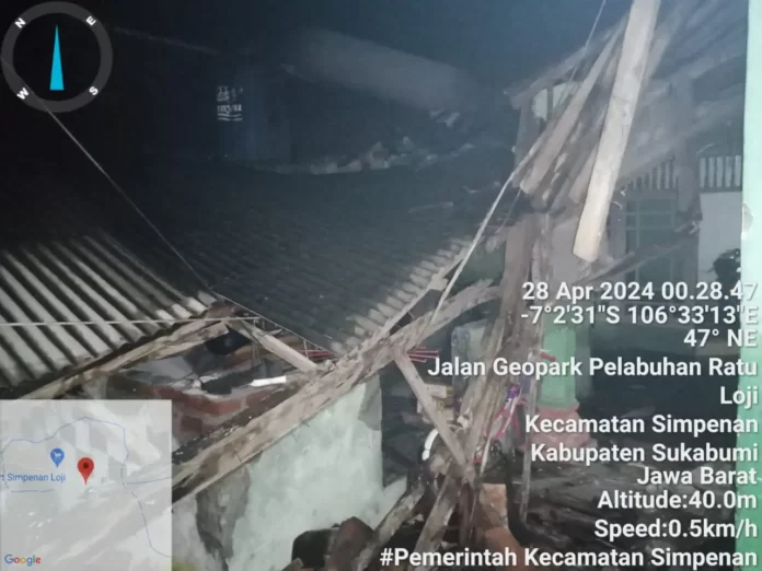 Sebuah atap rumah warga di Kabupaten Sukabumi roboh akibat gempa bumi M6,2 yang mengguncang pada Sabtu (27/4) malam. (BPBD Kabupaten Sukabumi)