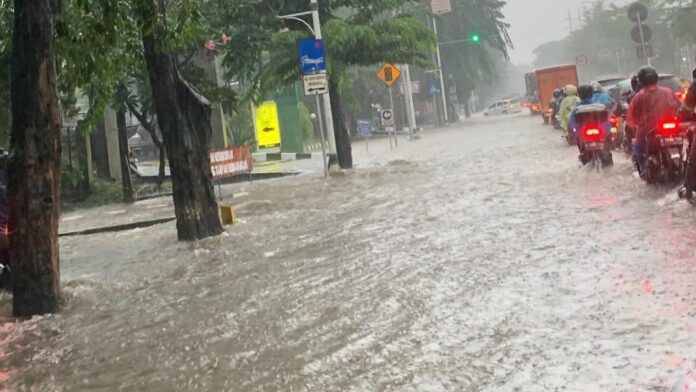 Banjir di Taman Mini. Foto: Twitter