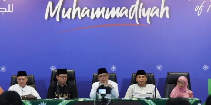 Ketum PP Muhammadiyah Haedar Nashir (tengah). Foto: dok PP Muhammadiyah