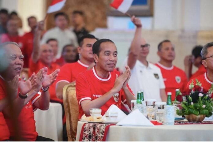 Presiden Joko Widodo dan Menteri Kabinet Indonesia Maju serta undangan lainnya nonton bareng semifinal Piala Asia U-23 2024 antara Indonesia Vs Uzbekistan di Istana Negara, Senin (29/4). Foto: Vico - Biro Pers Sekretariat Presiden