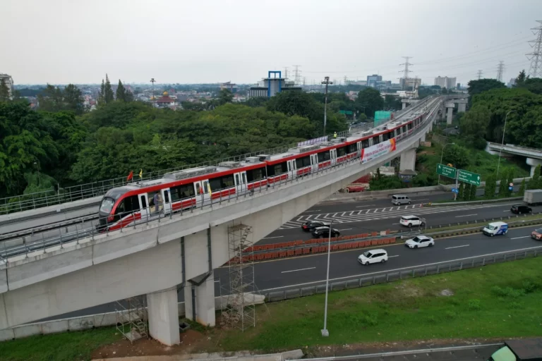 Mulai Bulan ini, LRT Jabodebek Tambah 28 Perjalanan di Hari kerja