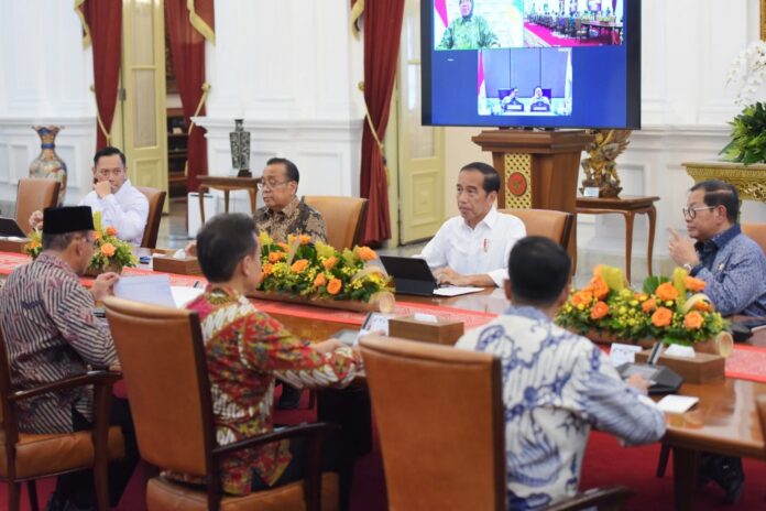 Presiden Jokowi memimpin Ratas mengenai Penanganan Pengungsi Erupsi Gunung Ruang, di Jakarta, Jumat (3/5). Foto: Humas Setkab/Agung