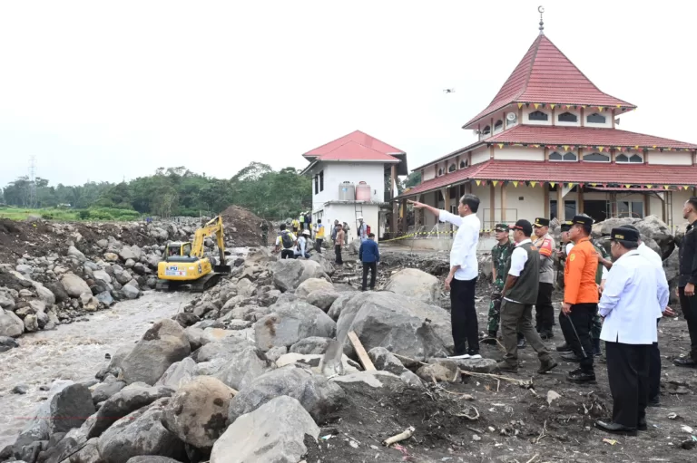 Presiden Tinjau Area Terdampak Longsor dan Banjir Bandang di Agam