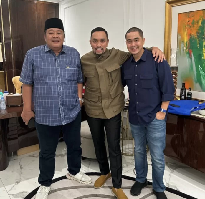 Wibi Sebelah Kanan mengenakan baju biru, berdiri di tengah Ahmad Sahroni, dan kiri Bestari Barus. Foto Instagram pribadi Wibi Andrino