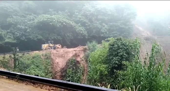 Alat berat dikerahkan guna membantu tim gabungan melakukan pembersihan material longsor serta pencarian korban hilang akibat longsor di Jalan Padang-Solok, Panorama Dua, Kelurahan Indaraung, Kecamatan Lubuk Kilangan, ((BPBD Kota Padang)