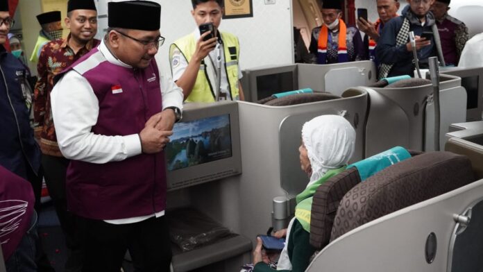 Menteri Agama Yaqut Cholil Qoumas melepas keberangkatan 388 jemaah haji kelompok terbang (kloter) pertama Embarkasi Jakarta-Pondok Gede (JKG-01) di Bandara Soekarno-Hatta (Soetta), pada Minggu (12/5) dini hari. Foto: Kemenag/Fadhlillah Hafizhan M