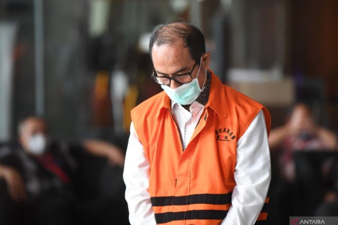 Tersangka kasus dugaan suap penanganan perkara di Mahkamah Agung (MA) Hakim Agung Gazalba Saleh berjalan keluar usai pemeriksaan di gedung KPK, Jakarta, Selasa (13/12). ANTARA/Akbar Nugroho Gumay