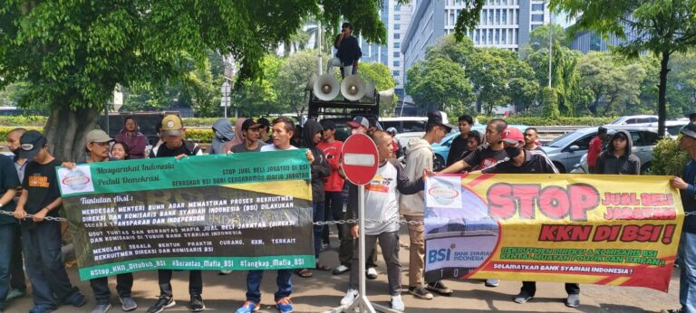 Gruduk Kantor BSI, Massa Aksi Mandiri: Kami Mencium Bau “Busuk” Rekrutmen Pimpinan BSI