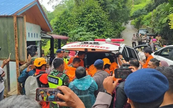 Petugas SAR gabungan mengevakuasi jasad Sugeng, korban bencana longsor pada areal tambang ilegal Desa Sungai Abu, Kecamatan Hiliran Gumanti, Kabupaten Solok yang terakhir ditemukan dari jumlah 25 korban menggunakan mobil ambulans, Minggu (29/9/2024). (Foto: Basarnas)