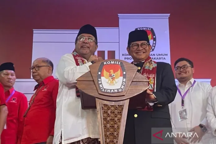 Pasangan bakal calon gubernur dan wakil gubernur DKI Jakarta Pramono Anung dan Rano Karno dalam konferensi pers pendaftaran Pilkada DKI, Jakarta, Rabu (28/8/2024). ANTARA/Luthfia Miranda Putri