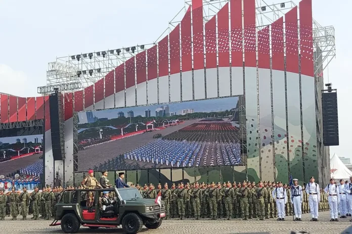 Presiden Joko Widodo didampingi Panglima TNI Jenderal TNI Agus Subianto melakukan pengecekan pasukan dengan berkeliling lapangan upacara menggunakan mobil taktis Maung Pindad di halaman Monas, Jakarta Pusat, Sabtu (5/10/2024). ANTARA/Andi Firdaus.