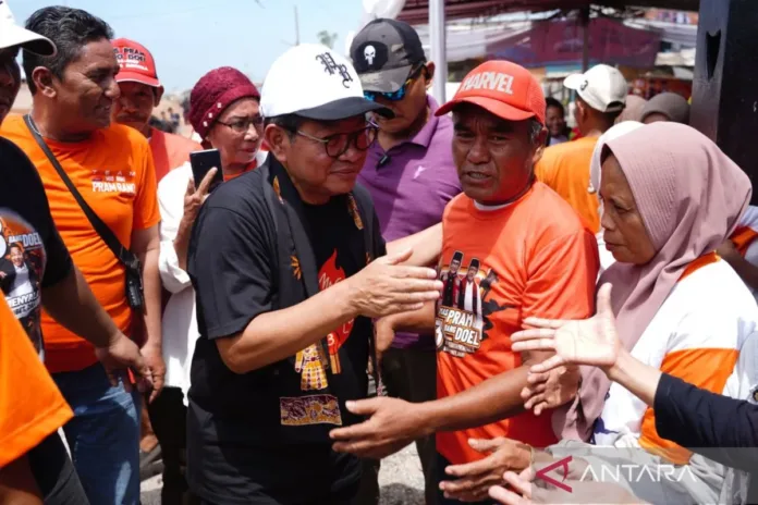 Calon Gubernur DKI Jakarta nomor urut 3 Pramono Anung saat menghadiri Kenduri Pesisir di Kampung Nelayan Cilincing, Jakarta Utara, Minggu (20/10/2024). (ANTARA/HO-Tim Dokumentasi Pramono Anung dan Rano Karno)