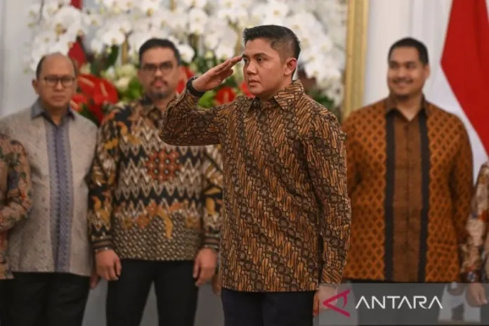 Mayor Teddy Indra Wijaya (kedua kanan) memberikan hormat kepada Presiden Prabowo Subianto saat pengumuman jajaran menteri Kabinet Merah Putih di Istana Merdeka, Jakarta, Minggu (20/10/2024). Mayor Teddy Indra Wijaya diangkat sebagai Sekretaris Kabinet menggantikan Pramono Anung. ANTARA FOTO/Hafidz Mubarak A/app/Spt/pri.