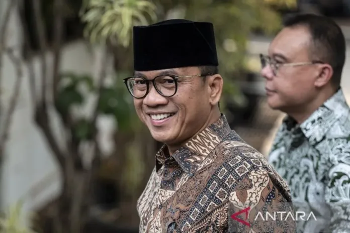 Menteri Desa dan Pembangunan Daerah Tertinggal Nasional Yandri Susanto (kiri) (14/10/2024).ANTARA FOTO/Aprillio Akbar/sgd/agr/aa.