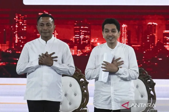 Pasangan calon Gubernur-Wakil Gubernur DKI Jakarta nomor urut dua Dharma Pongrekun (kiri) dan Kun Wardana Abyoto (kanan) mengikuti debat pertama pasangan Calon Gubernur dan Wakil Gubernur DKI Jakarta tahun 2024 di JIExpo Kemayoran, Jakarta, Minggu (6/10/2024). Debat perdana tersebut mengangkat tema penguatan SDM dan transformasi Jakarta menjadi Kota Global. ANTARA FOTO/Aprillio Akbar/nym.