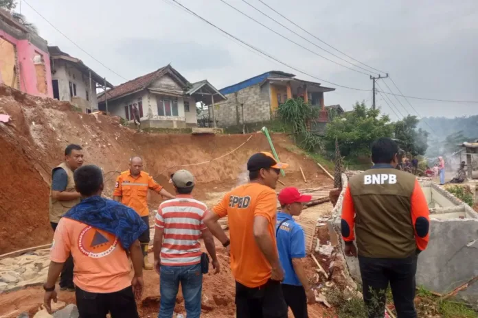 Petugas Badan Penanggulangan Bencana Daerah (BPBD) Kabupaten Lebak meninjau rumah yang terdampak pergerakan tanah di Desa Cidikit, Kecamatan Bayah. ANTARA/HO-BPBD Lebak