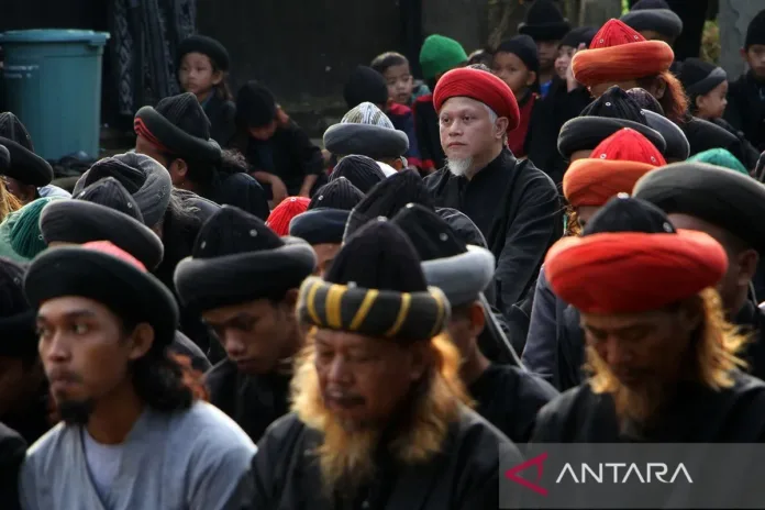 Arsip foto - Jamaah An Nadzir mendengarkan khutbah usai melaksanakan Shalat Idul Fitri 1444 H di Kampung Butta Ejayya, Kabupaten Gowa, Sulawesi Selatan, Jumat (21/4/2023). ANTARA FOTO/Arnas Padda/rwa/aa.