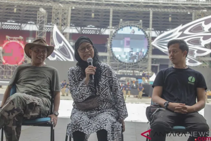Manajer Grup Band Slank Bunda Iffet (tengah) bersama Manajer POS Intertainment Dhani Pette (kiri) dan Production Manager Stage Reza Lesmana (kanan) memberikan keterangan kepada media jelang Konser 35 Tahun Slank di Stadion GBK, Jakarta, Sabtu (22/12)/2018). Dok. ANTARA FOTO/Muhammad Adimaja/aww.