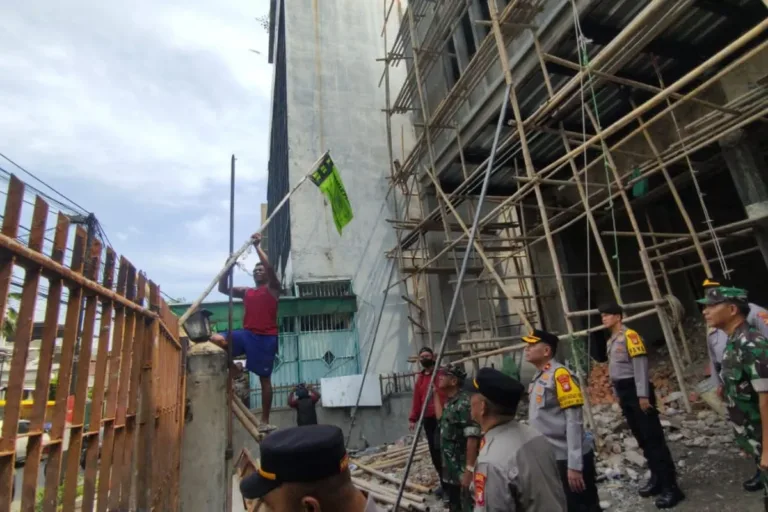 Satpol PP dan Polsek Tambora Razia Atribut Ormas di Jalan KH Mansyur & Pekojan